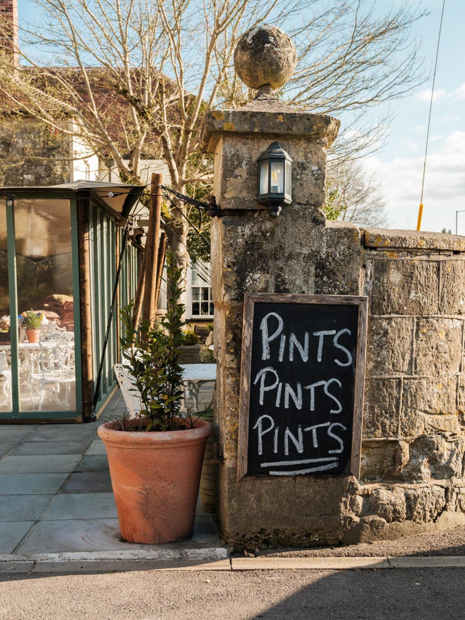 Отель The Grosvenor Arms Hindon Экстерьер фото